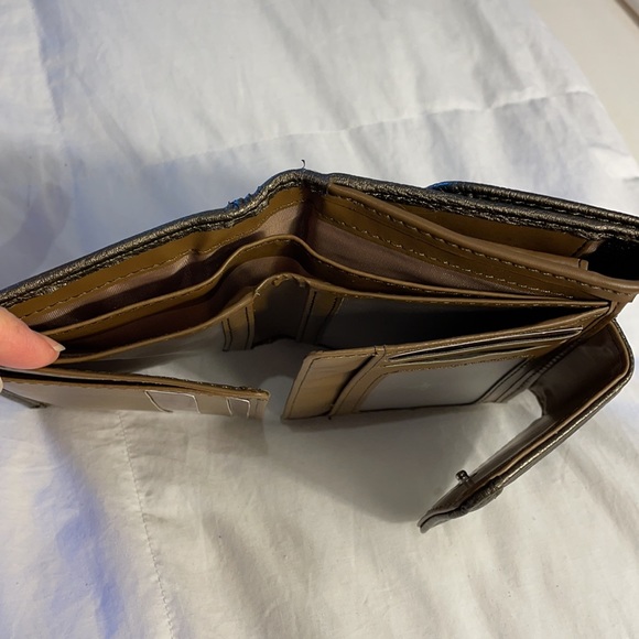 Fashionable multi-compartment wallet by Burghley - ample slots and sections NWT - Picture 11 of 11